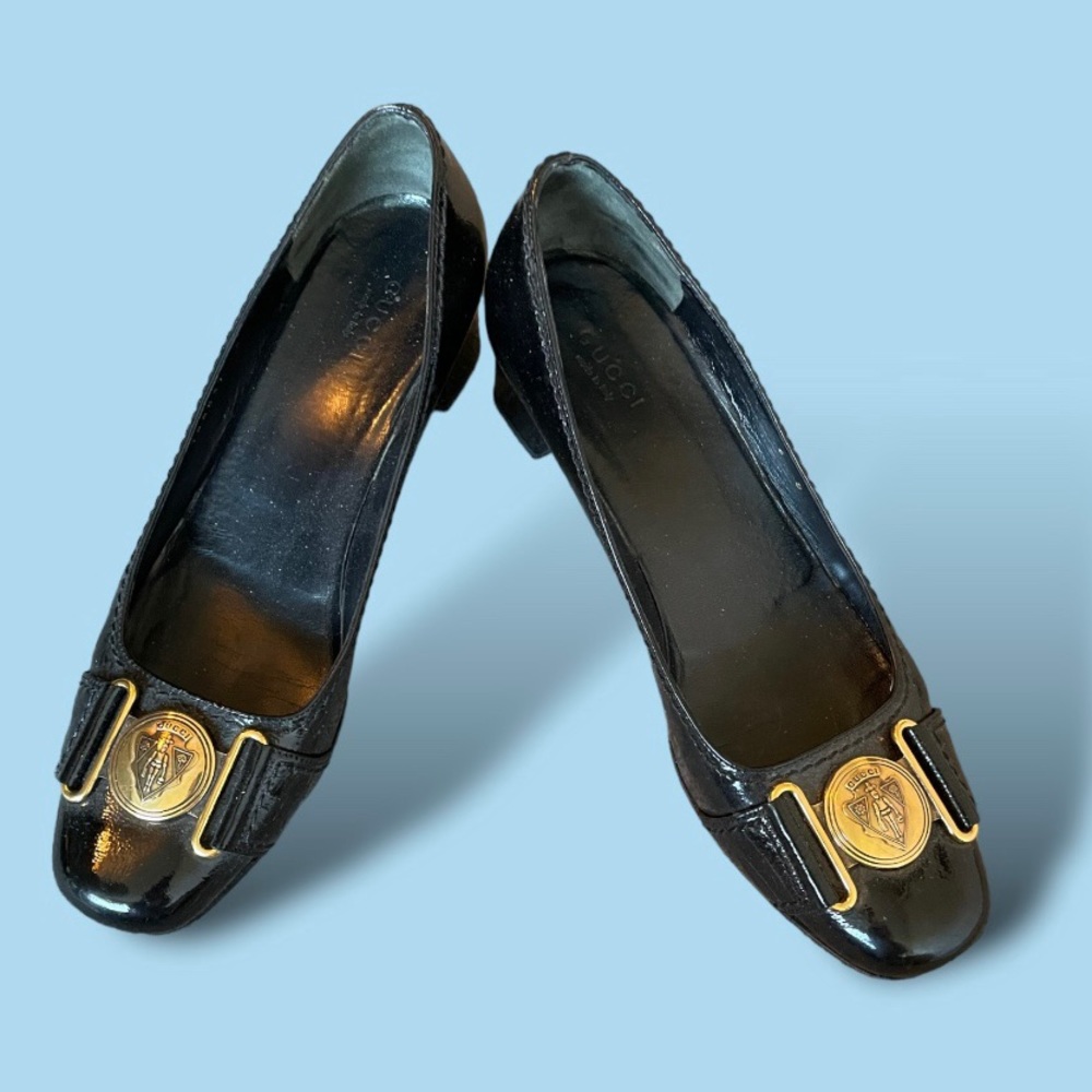 Gucci patent leather shoes with brass buckle